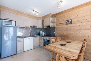 Kühlschrank, Mikrowelle, Ofen, Geschirrspüler