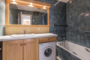 Bathroom - 100m from resort center, 1st floor, balcony, tv, ski locker, 45m², La Clusaz (La Clusaz)