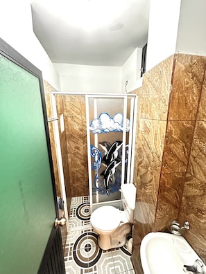 Dusch, handdukar, tvål och schampo