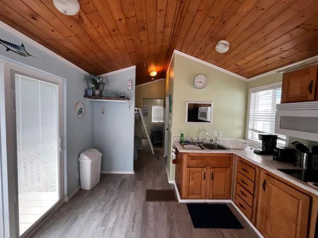 Mikroaaltouuni, leivänpaahdin, tehosekoitin