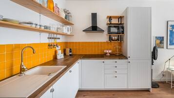 Een koelkast, een magnetron, een koffiezetapparaat/waterkoker