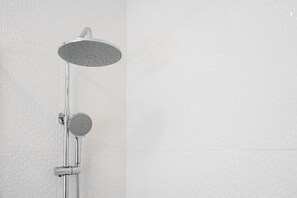 Douche, séchoir à cheveux, serviettes fournies, savon