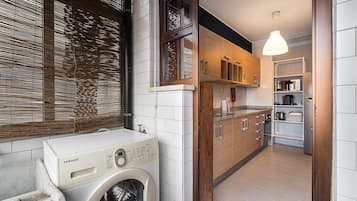 Fridge, microwave, oven, coffee/tea maker