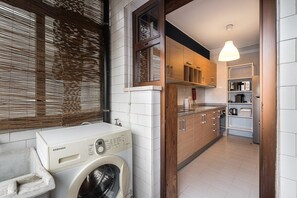 Kühlschrank, Mikrowelle, Ofen, Wasserkocher mit Kaffee-/Teezubehör