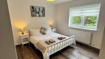 2 室のベッドルーム、WiFi (無料)、ベッドシーツ