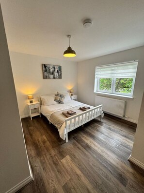 Free WiFi, bed sheets - Inchtavannach Apartment (Bonhill)