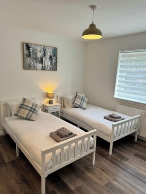 2 عدّة غرف نوم وواي فاي وملاءات أسرّة