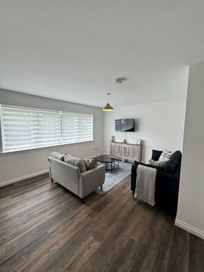 TV - 0/1 Inchmoan Apartment (Bonhill)