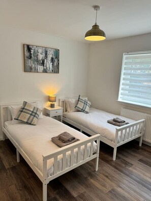 WiFi, bed sheets - 0/1 Inchmoan Apartment (Bonhill)