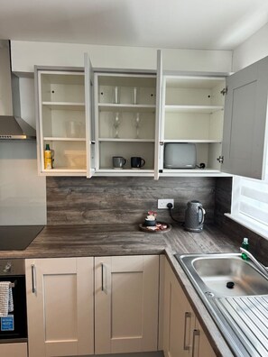 Private kitchen - 0/1 Inchmoan Apartment (Bonhill)