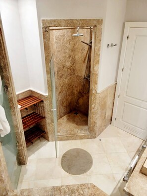 Toallas, jabón, papel de baño