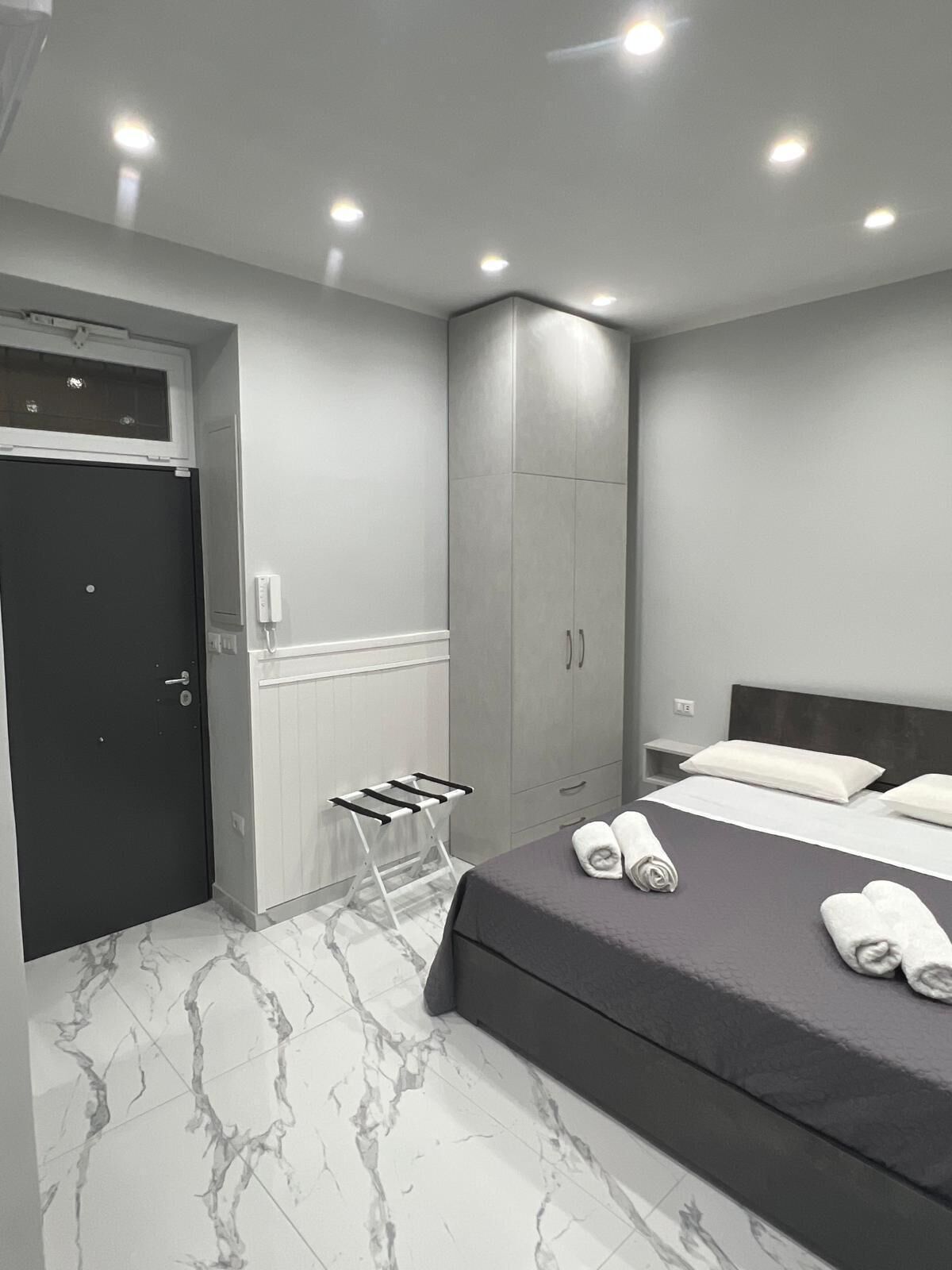 1 quarto, escrivaninha, ferros/tábuas de passar roupa, berço de viagem