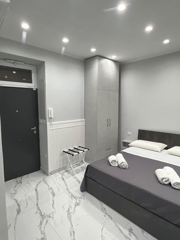 1 quarto, escrivaninha, ferros/tábuas de passar roupa, berço de viagem