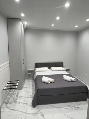 1 chambre, bureau, fer et planche à repasser, lit de bébé portatif