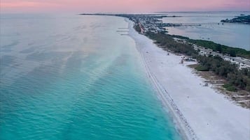 På stranden