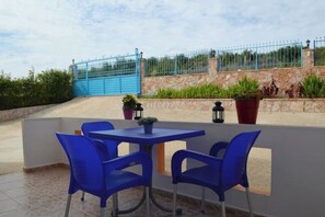 Outdoor dining - Gregory's Apartments - Veronica Residence (Ksamil, Vlorë County)