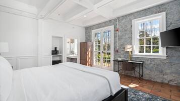 Een strijkplank/strijkijzer, wifi, beddengoed