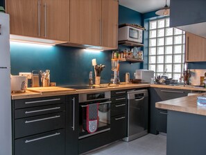 Kylskåp, mikrovågsugn, ugn och spishäll