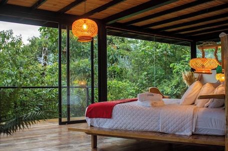 Escritorio, espacio para trabajar con laptop y wifi gratis . Cedro Amazon Lodge