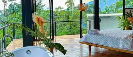 Chambre luxueuse, balcon, vue sur le jardin | Bureau, espace de travail pour ordinateurs portables