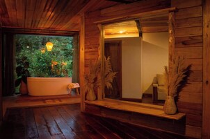 Banheira e chuveiro separados, toalhas de banho, sabonete, shampoo