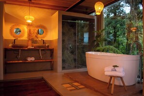 Separate bathtub and shower, towels, soap, shampoo - Cedro Amazon Lodge (Mera)