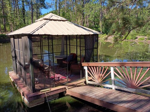 Peaceful Duck Pond close to I75