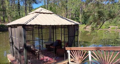 Peaceful Duck Pond close to I75