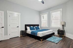 4 bedrooms, iron/ironing board, WiFi, bed sheets