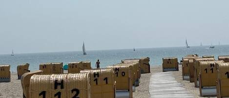 På stranden