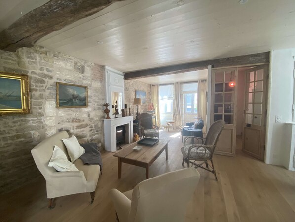 Télévision, cheminée