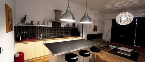 Een koelkast, een magnetron, een oven, een vaatwasser