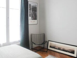 2 bedrooms, desk, iron/ironing board, WiFi