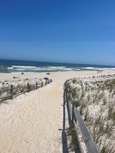 Bernie Beach House And Bungalow 