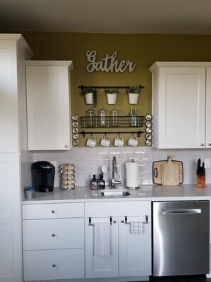 Kjøleskap, mikrobølgeovn, oppvaskmaskin og kaffetrakter/tekoker