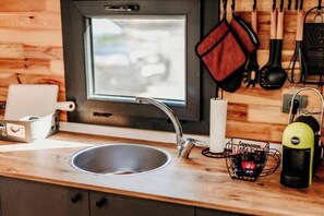 Fridge, oven, stovetop, coffee/tea maker