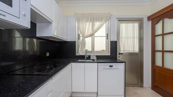 Een koelkast, een magnetron, een koffiezetapparaat/waterkoker