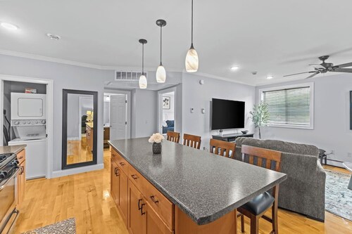2BR Burlington Apartment!