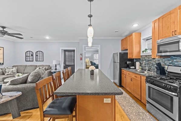 Refrigerador, microondas, horno, placa de cocina