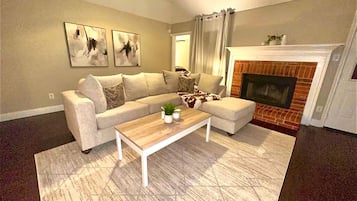 Smart TV, chimenea y libros