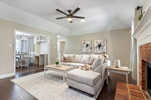 Televisor intel·ligent, llar de foc i llibres 