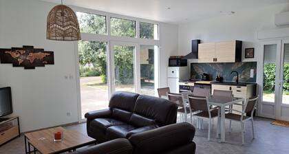 Gîtes A la source Logement l'Isle up to 6 people with air conditioning