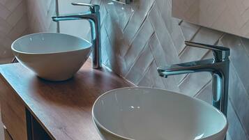 SĂšche-cheveux, serviettes fournies, papier toilette