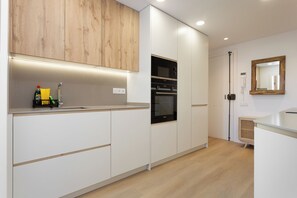 Departamento | Cocina privada | Refrigerador, microondas, horno y parrilla de estufa 