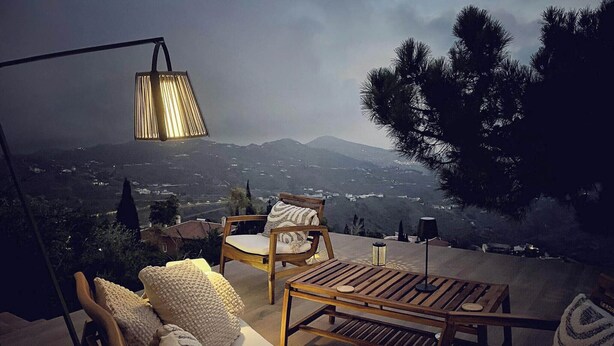 Un espacio al aire libre acogedor con vistas a las montañas.