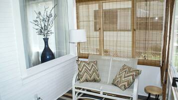 TV connectée, lecteur de DVD, livres