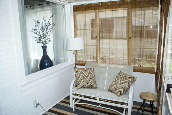 Smart-TV, DVD-spiller og bøker