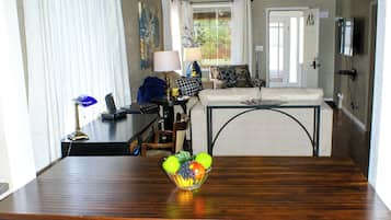 TV connectée, lecteur de DVD, livres