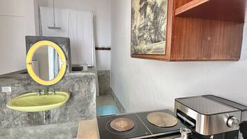 Frigorifero, microonde, piano cottura, pentole/stoviglie/utensili