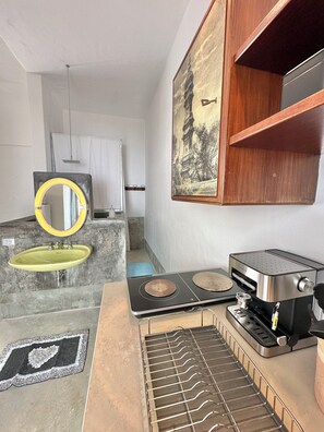 Kühlschrank, Mikrowelle, Herdplatte, Kochgeschirr/Geschirr/Besteck